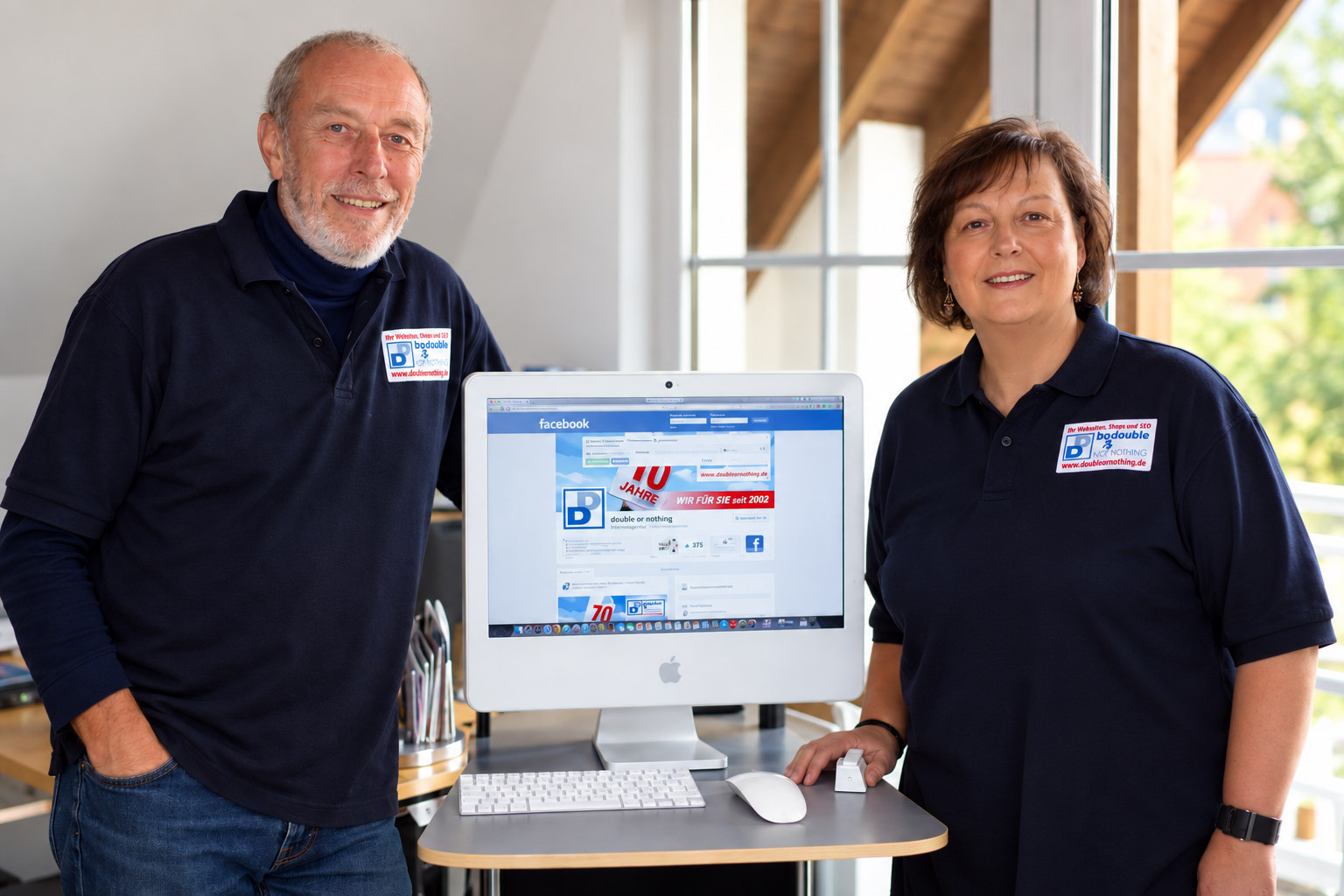Kerstin Thieler von double or nothing mit ihrem Lebensgefährten Heino Holtz vor einem Computerarbeitsplatz beim 10-jährigen Firmenjubiläum der Internetagentur.