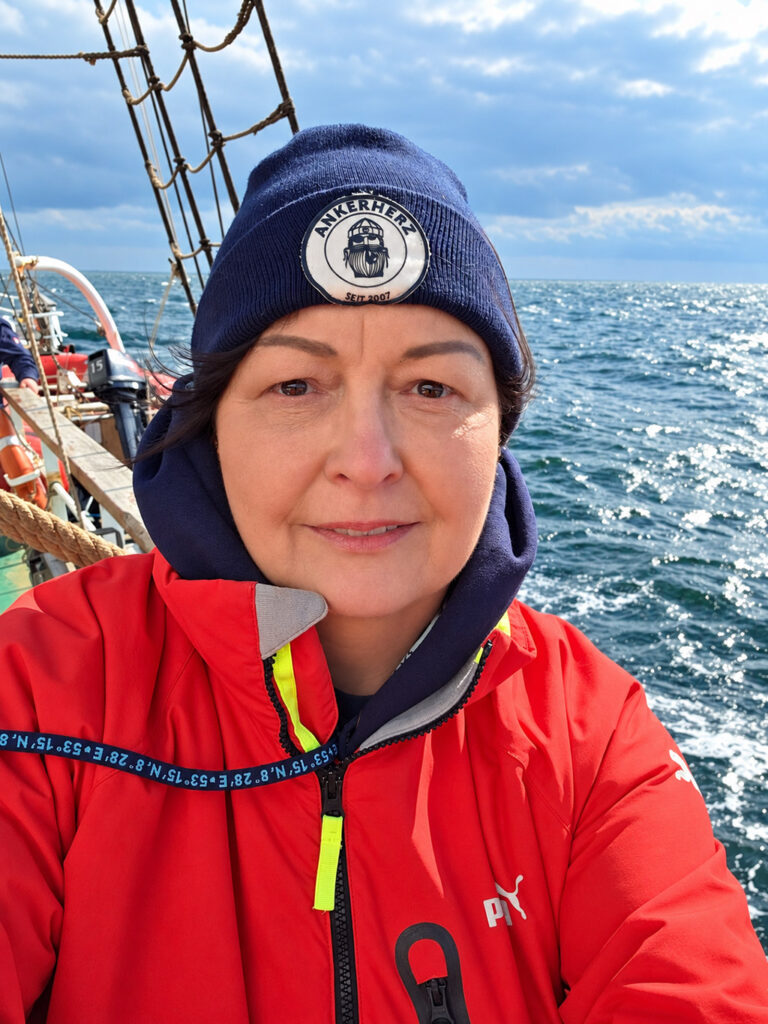 Kerstin Thieler bei einem Segeltörn mit dem historischen Dreimast-Gaffelschoner Großherzogin Elisabeth auf der Nordsee, Richtung Helgoland.