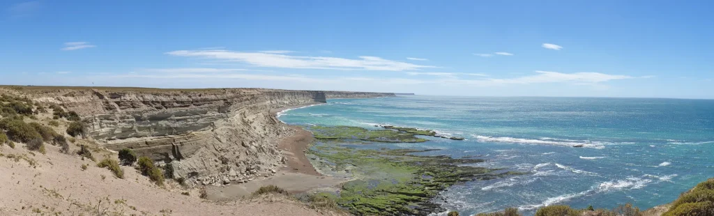 Blick auf die Steilküste und den Golfo Nuevo auf der Halbinsel Valdes in Patagonien
