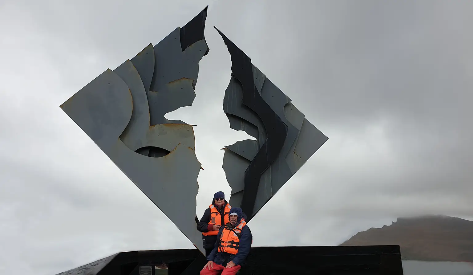 Kerstin Thieler mit ihrem Mann am Albatros-Denkmal am Kap Hoorn an der Südspitze Südamerikas. Hier treffen der Pazifische und der Atlantische Ozean aufeinander. Die Antarktis ist ca. 800 km entfernt.